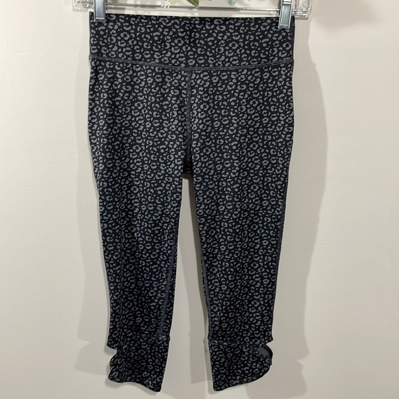 All In Motion performance cropped leggings black and gray animal print L (10/12) - Picture 1 of 14